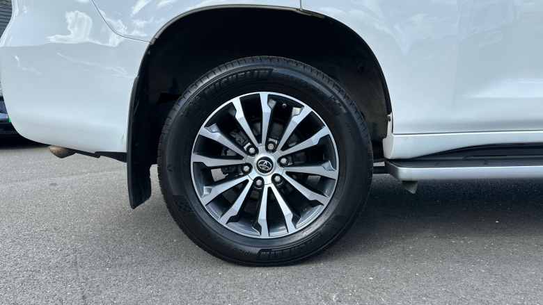 Toyota Land Cruiser 2.8 D-4D 204 Invincible 5dr Auto 7 Seats Diesel Station Wagon